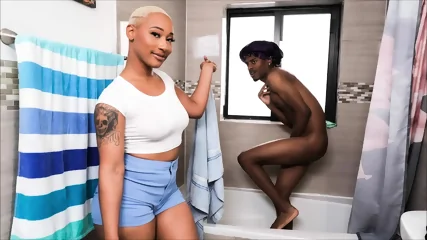 Thick Ass Daphne - My Stepmom Wants My Load - Vidéo premium HD - MILF | X-Casting