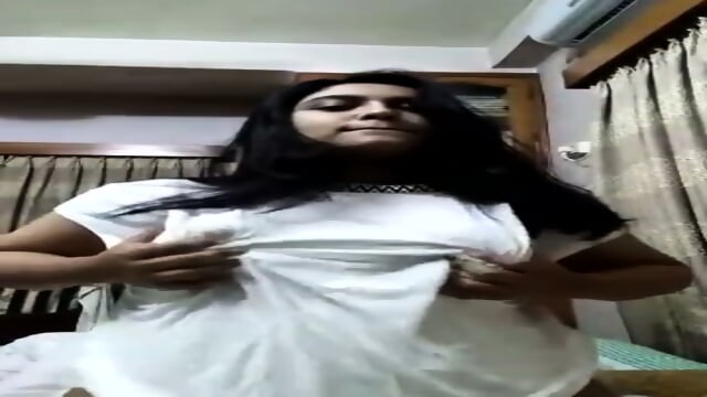 Bangladeshi Bitch Stripping and Massaging Her Boobs - Videos Film X Massage Gratuites HD | Jeux de Rue